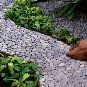 Садова доріжка з природного каменю