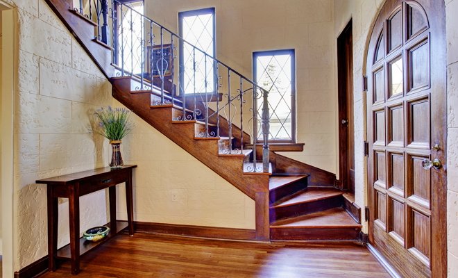Як зробити в будинку дерев'яні сходи?