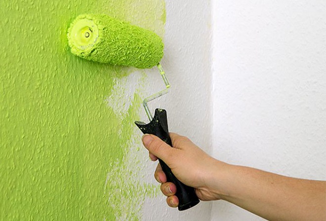 Окрашивание стен интерьерной краской